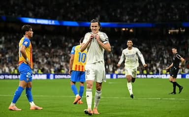 皇马4-0完胜瓦伦西亚，6连胜稳坐榜首_比赛_姆巴佩_卡雷拉斯