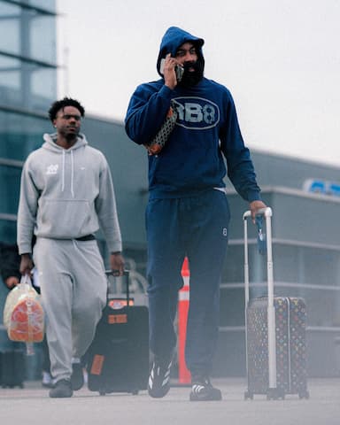 快船社媒晒球队远赴达拉斯的登机照片，哈登手握手机出镜-NBA新闻